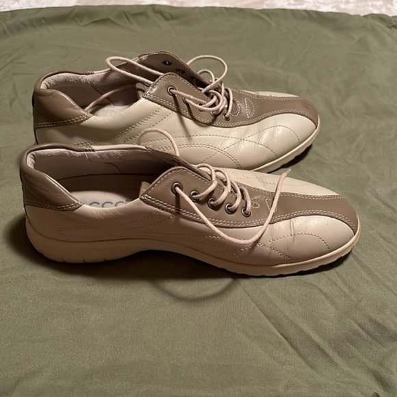 Ecco Leather Walking Shoe in Cream and Tan - Picture 7 of 12